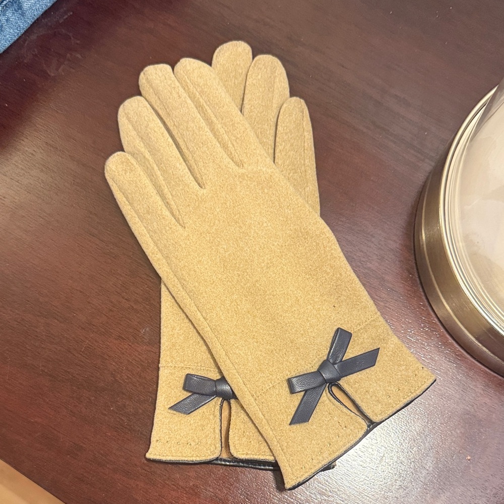 Elegant Tan Gloves with Black Bow